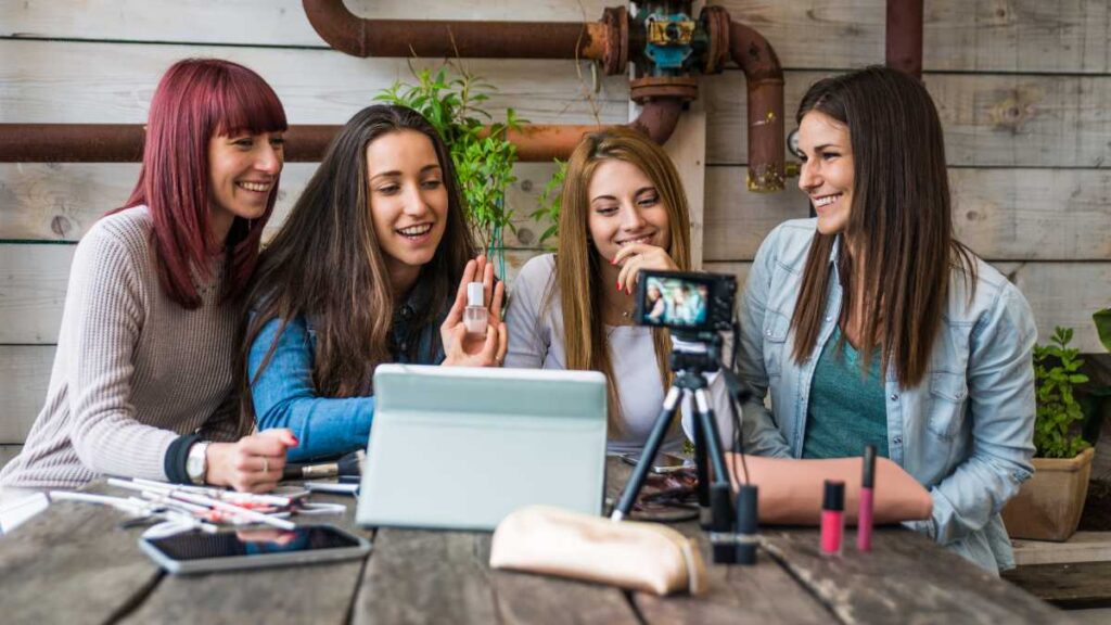 Influências da Tecnologia na Vida dos Jovens: Um Estudo Sobre o Uso de Dispositivos Eletrônicos e Redes Sociais