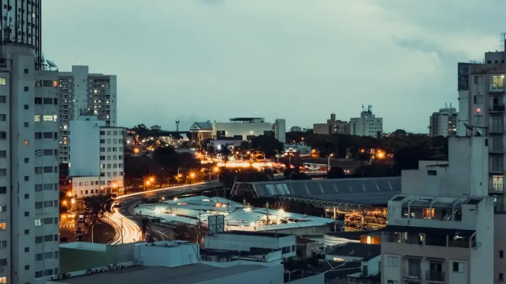 Prédios e vias iluminadas de Campinas ao anoitecer