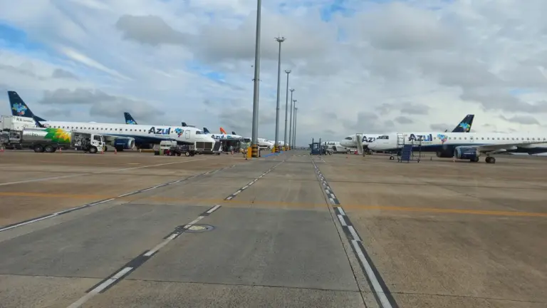 Aviões estacionados no pátio de Viracopos, em Campinas, em abril de 2023