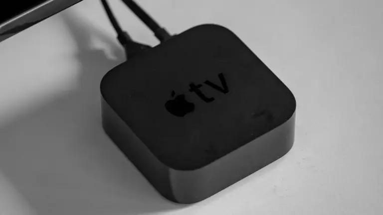 Aparelho Apple TV conectado a um televisor